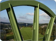 Blick von Förderturm des Hauptschachtes auf den Golfplatz und das Barbarakreuz - Foto Peter Rhein